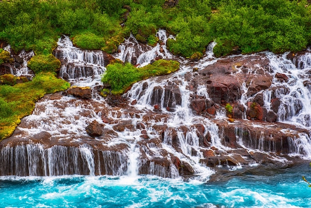 Hraunfossar serie de cascadas formadas por riachuelos que fluyen a una distancia de unos 900 metros. Destino de viaje de Islandia