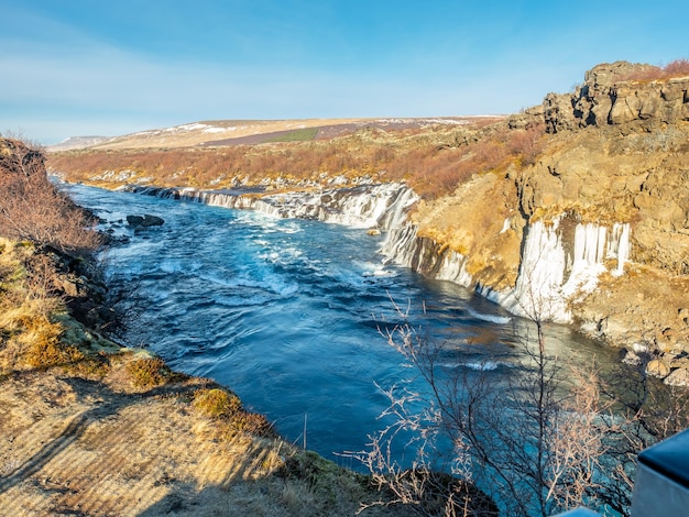 Hraunfossar waterall Lava cae uno de inusual hermoso acantilado de agua en Islandia