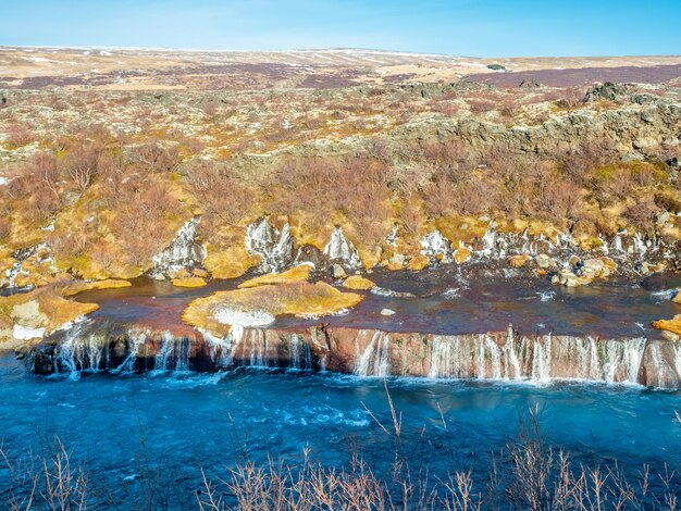 Hraunfossar waterall Lava cae uno de inusual hermoso acantilado de agua en Islandia