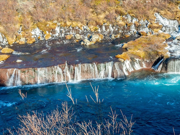 Hraunfossar waterall Lava cae uno de inusual hermoso acantilado de agua en Islandia