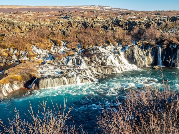 Hraunfossar waterall Lava cai um dos belos penhascos de água incomuns na Islândia