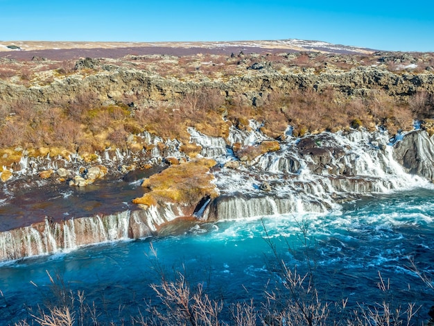 Hraunfossar waterall lava cai um dos belos penhascos de água incomuns na islândia
