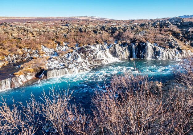 Hraunfossar waterall Lava cai um dos belos penhascos de água incomuns na Islândia