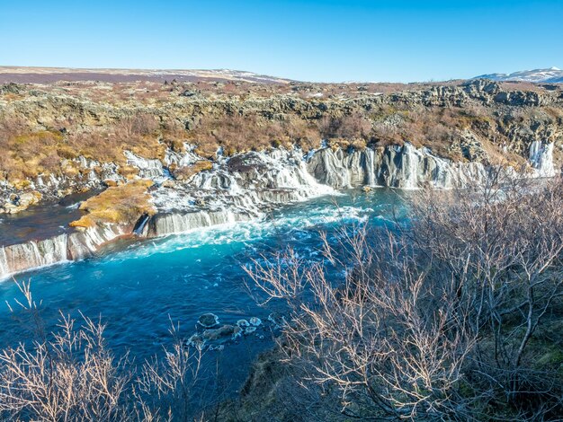 Hraunfossar waterall Lava cai um dos belos penhascos de água incomuns na Islândia