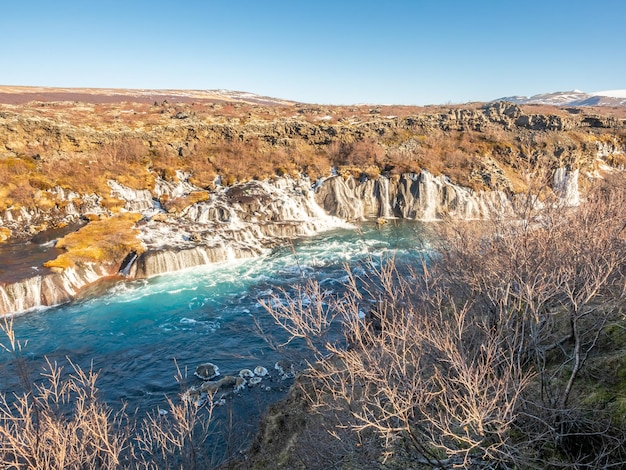 Hraunfossar waterall Lava cai um dos belos penhascos de água incomuns na Islândia