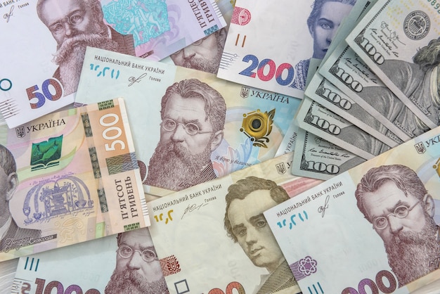 Hryvnia da moeda ucraniana com o dólar dos EUA como pano de fundo. conceito de troca de dinheiro. finança