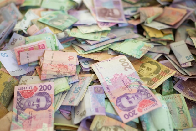 Hryvnia de dinheiro ucraniano na mesa Fundo de contas de hryvnia