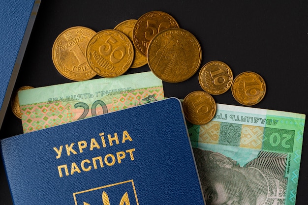 Hryvnia ucraniana billetes en pasaporte ucraniano de cerca