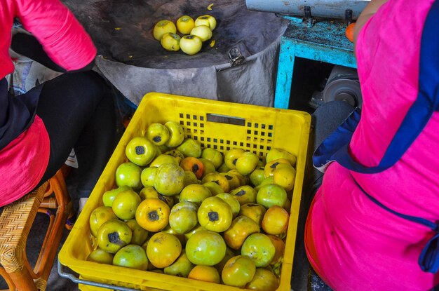 Hsinchu Taiwán 10 DE OCTUBRE DE 2018 Proceso de fabricación de caqui seco durante el otoño ventoso en Hsinpu con el nombre chino de la fábrica Wei Wei Gia