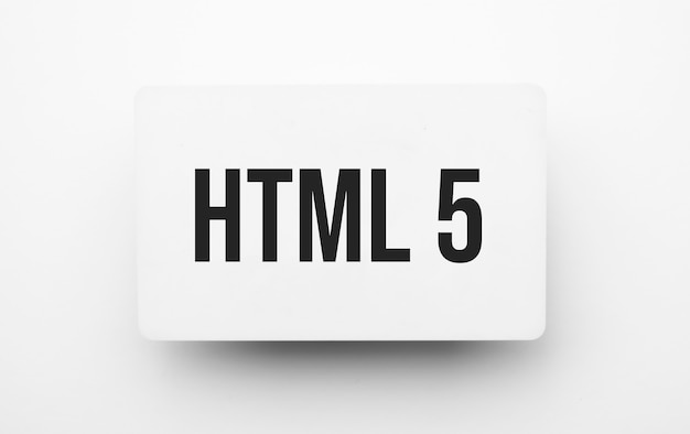 Foto html 5 assinar no bloco de notas no fundo branco