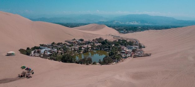 Huacachina un oasis en el desierto y un pequeño pueblo al oeste de la ciudad de Ica en el suroeste de Perú