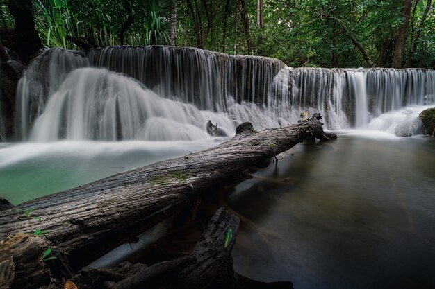 Huai Mae Khamin Wasserfall in der Regenzeit kanchanaburi Thailand