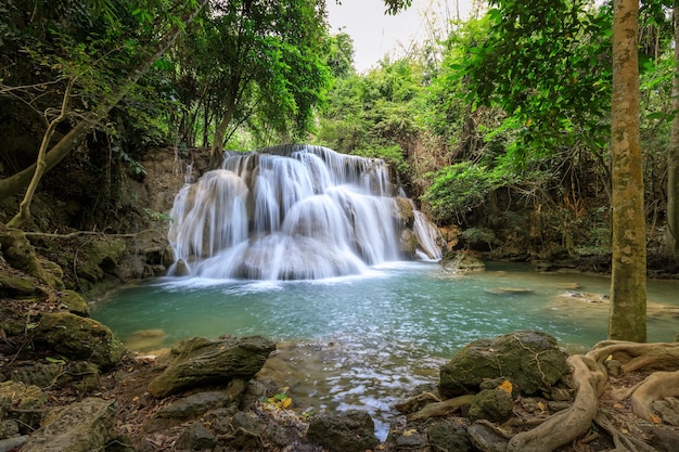 Foto huai mae khamin waterfall nível 3 khuean srinagarindra national park kanchanaburi tailândia