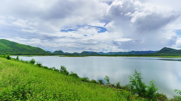 Huai Mai Tai Reservoir em um lindo dia