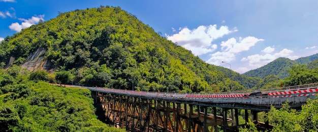 Foto huai tong bridge mit berg auf talansicht des blauen himmels bei phetchaboon thailand