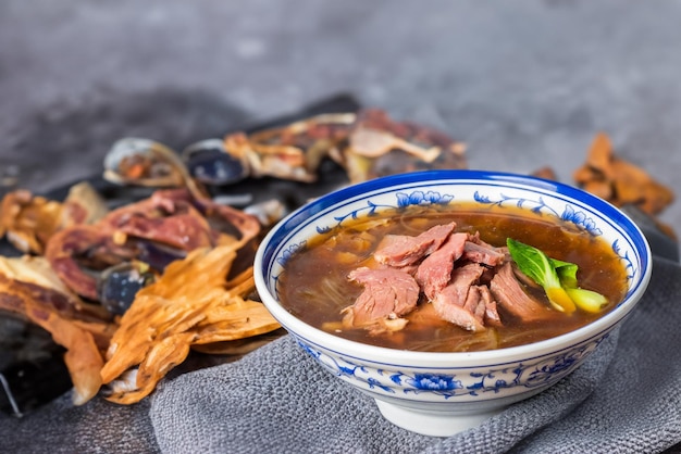 Foto huaiyang-rindfleischvermicelli-suppe eine schmackhafte mischung aus rindfleisch-vermicelli und aromatischer brühe
