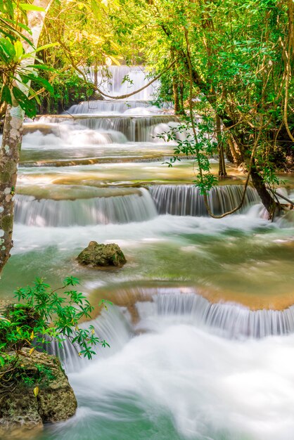 Huay Mae Kamin Cachoeira em Kanchanaburi na Tailândia