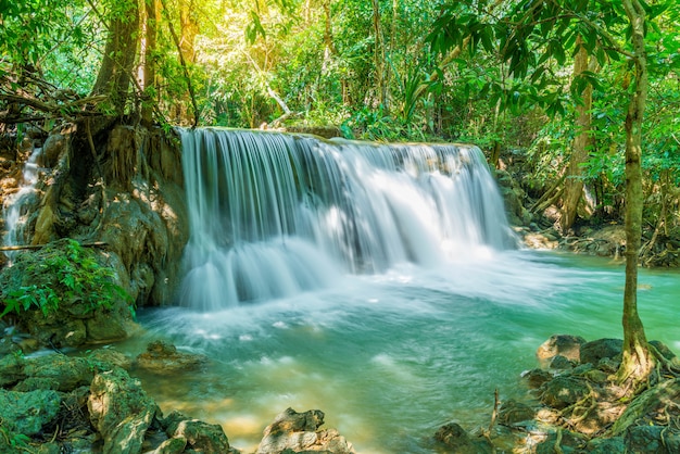 Huay Mae Kamin cascada en Kanchanaburi en Tailandia