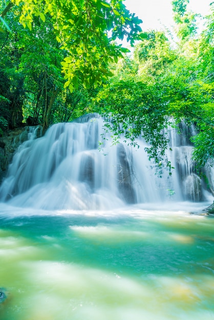 Huay Mae Kamin cascada en Kanchanaburi en Tailandia