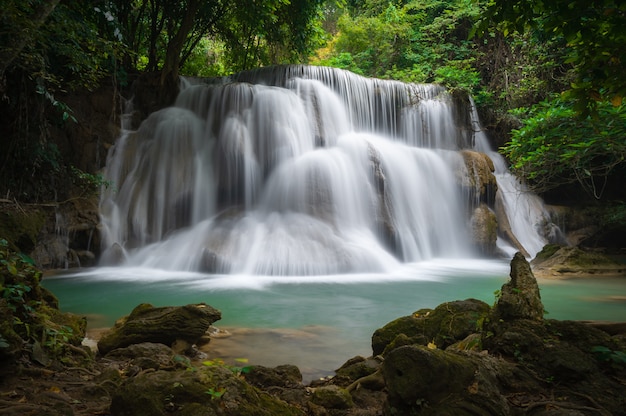 Foto huay mae khamin cachoeira, esta cascata é verde esmeralda na província de kanchanaburi, thailan