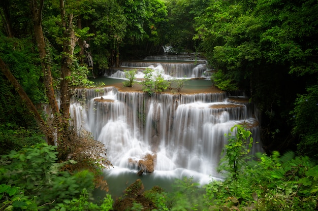 Huay mae khamin cascada, esta cascada es verde esmeralda en la provincia de Kanchanaburi, Thailan