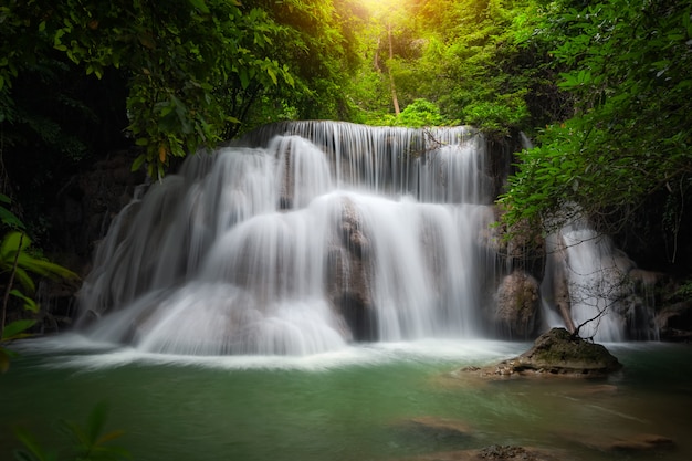 Huay mae khamin cascada, esta cascada es verde esmeralda en la provincia de Kanchanaburi, Thailan