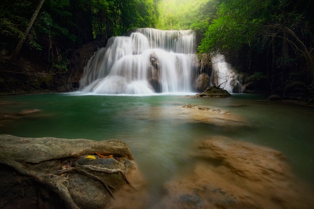 Huay mae khamin cascada, esta cascada es verde esmeralda en la provincia de Kanchanaburi, Thailan