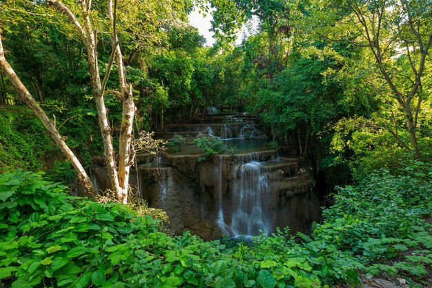 Huay Mae Khamin Wasserfall Naturlandschaft des Bezirks Kanchanaburi im Naturgebiet, in dem es sich befindet