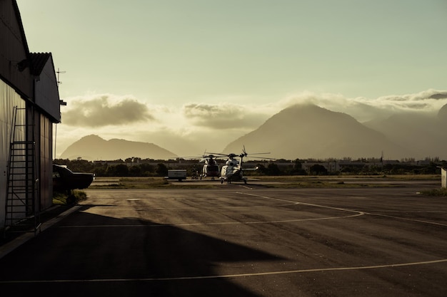 Hubschrauber am Flugplatz bei Sonnenuntergang, hochwertiges Foto