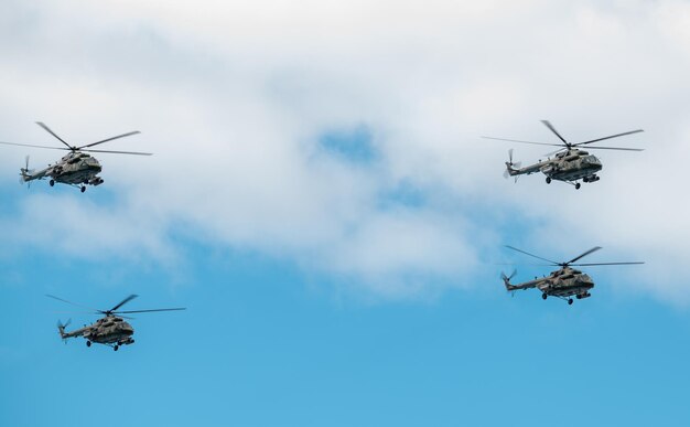 Hubschrauber bei der Main Naval Parade zu Ehren des russischen Marinetages in St. Petersburg