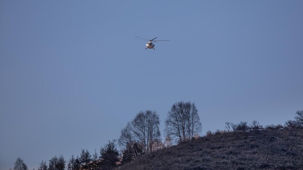 Hubschrauber fliegt in den Himmel