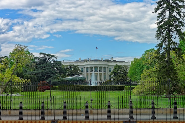 Hubschrauber in der Nähe des Weißen Hauses in Washington DC, USA. Die Residenz des US-Präsidenten. Präsident John Adams war der erste, der dort im Jahr 1800 lebte. Der Architekt des Gebäudes war James Hoban.