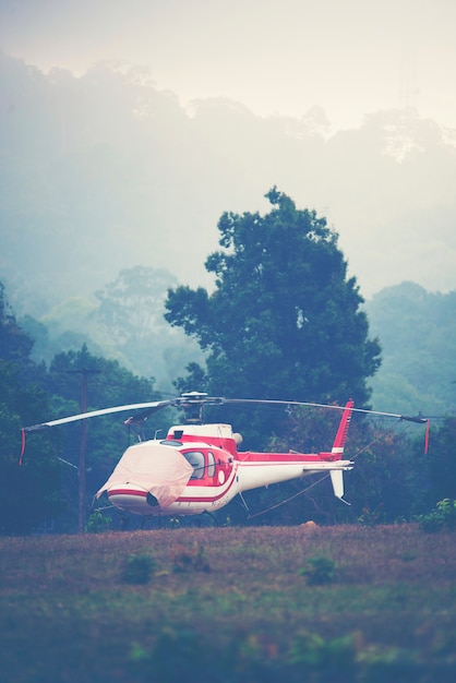 Hubschrauber parkte auf dem Park mitten in dem Wald.