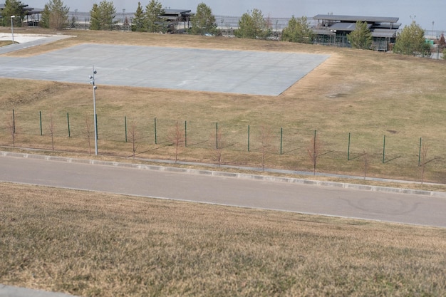 Hubschrauberlandeplatz im Park in der Stadtansicht von oben