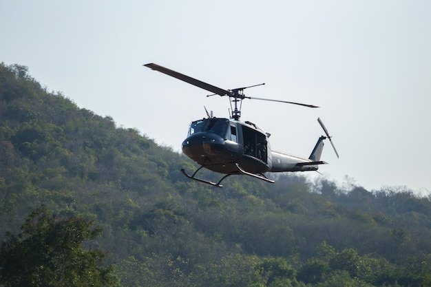 Hubschraubersoldat landete im Dschungel.