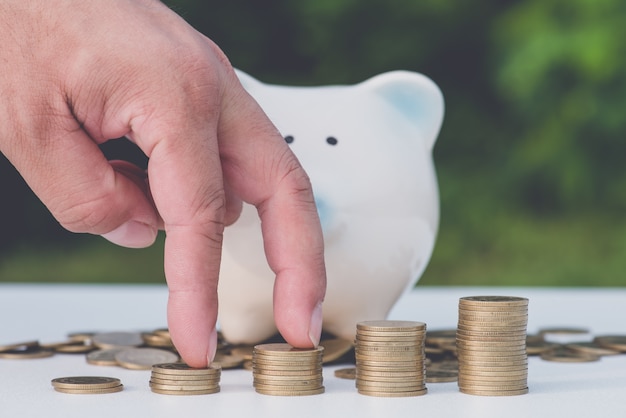 Foto hucha con dinero monedas en concepto de ahorro de dinero