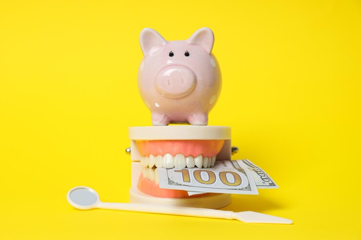 Hucha y mandíbula decorativa con dinero sobre fondo amarillo