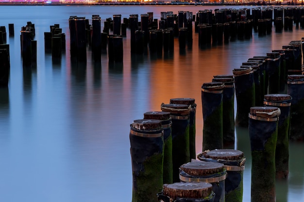 Hudson River, der im Hinterland New- Yorkskylineabend durchfließt