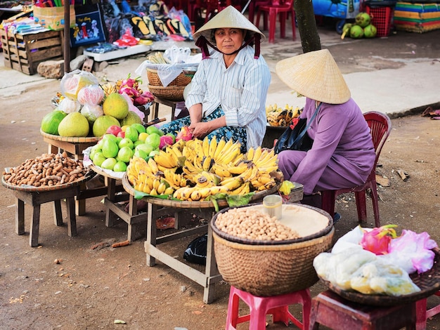 Hue, Vietnam - 19. Februar 2016: Frauen, die Obst auf dem Straßenmarkt in Hue, Vietnam verkaufen