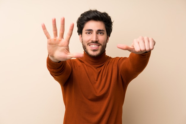 Hübsch über der lokalisierten Wand, die sechs mit den Fingern zählt