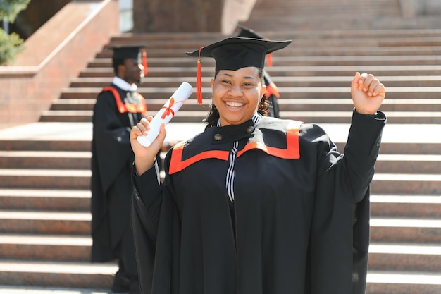 hübsche afrikanische College-Absolventin bei der Abschlussfeier