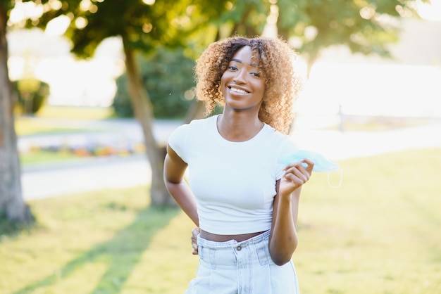 Hübsche afroamerikanische Dame im Park