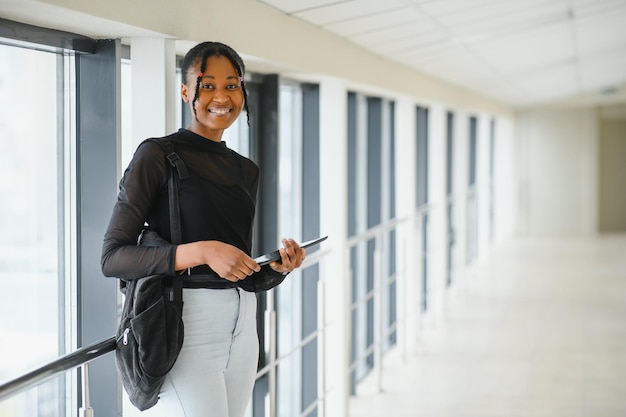 Hübsche afroamerikanische Universitätsstudentin in Nahaufnahme