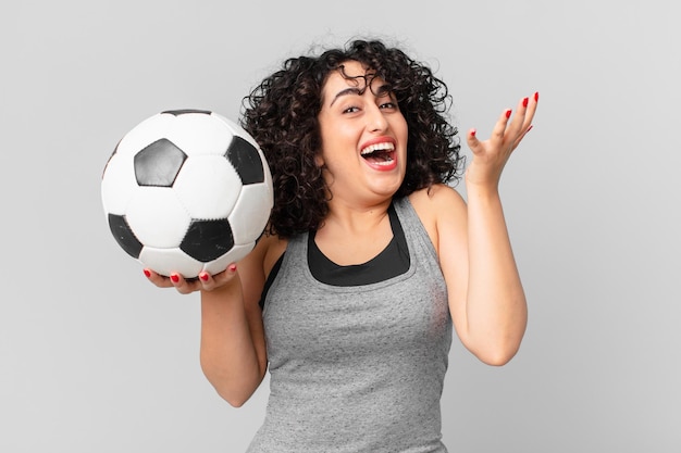 Hübsche arabische Frau mit einem Fußball.