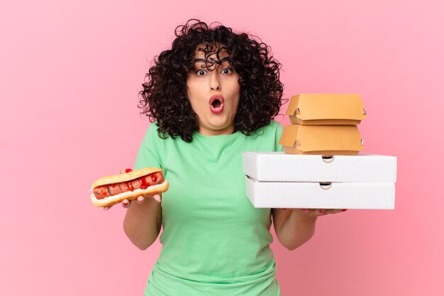 Hübsche arabische Frau mit Fast-Food-Boxen zum Mitnehmen