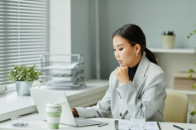 Hübsche asiatische Geschäftsfrau arbeitet