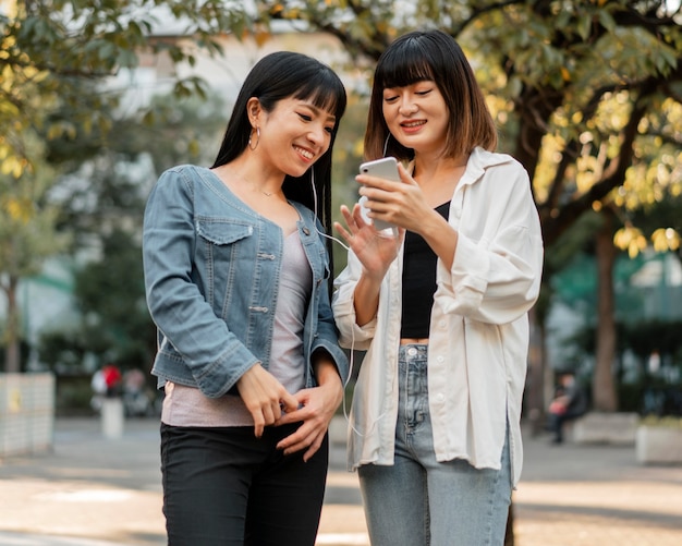 Foto hübsche asiatische mädchen, die spaß zusammen haben