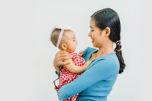 Hübsche asiatische Mutter mit Tochter Gesundheitswesen Familie liebt zusammen Asiatisches Mädchen Lifestyle Asien Muttertagskonzept