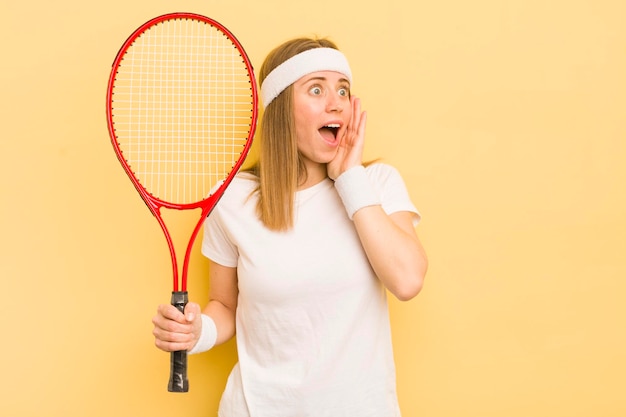 Hübsche blonde Frau, die sich glücklich, aufgeregt und überrascht über das Tenniskonzept fühlt