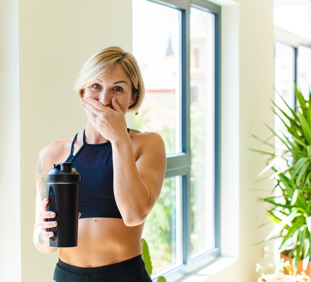 Foto hübsche blonde frau lacht